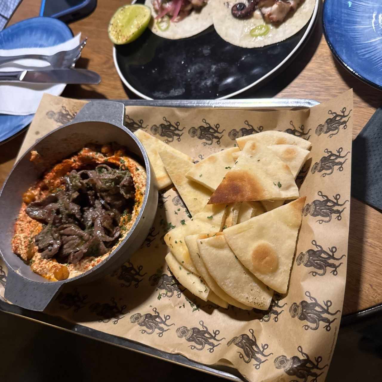 Tapeo - HUMMUS CON CARNE