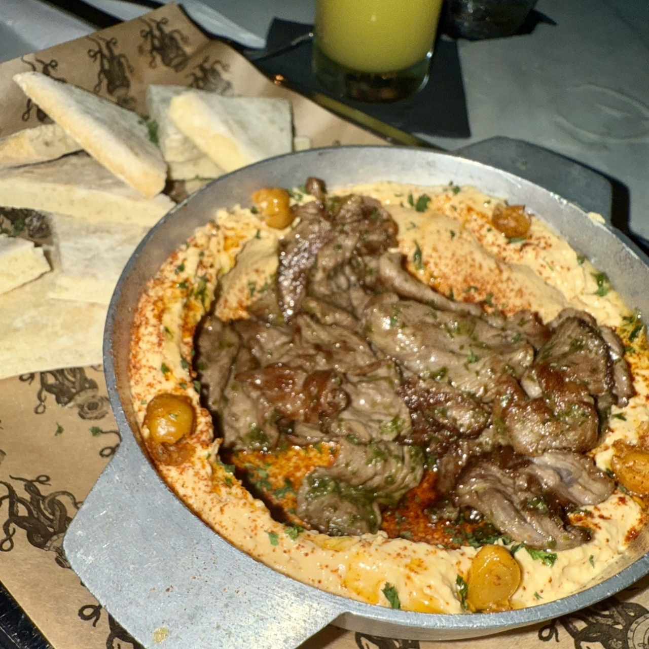 Tapeo - HUMMUS CON CARNE