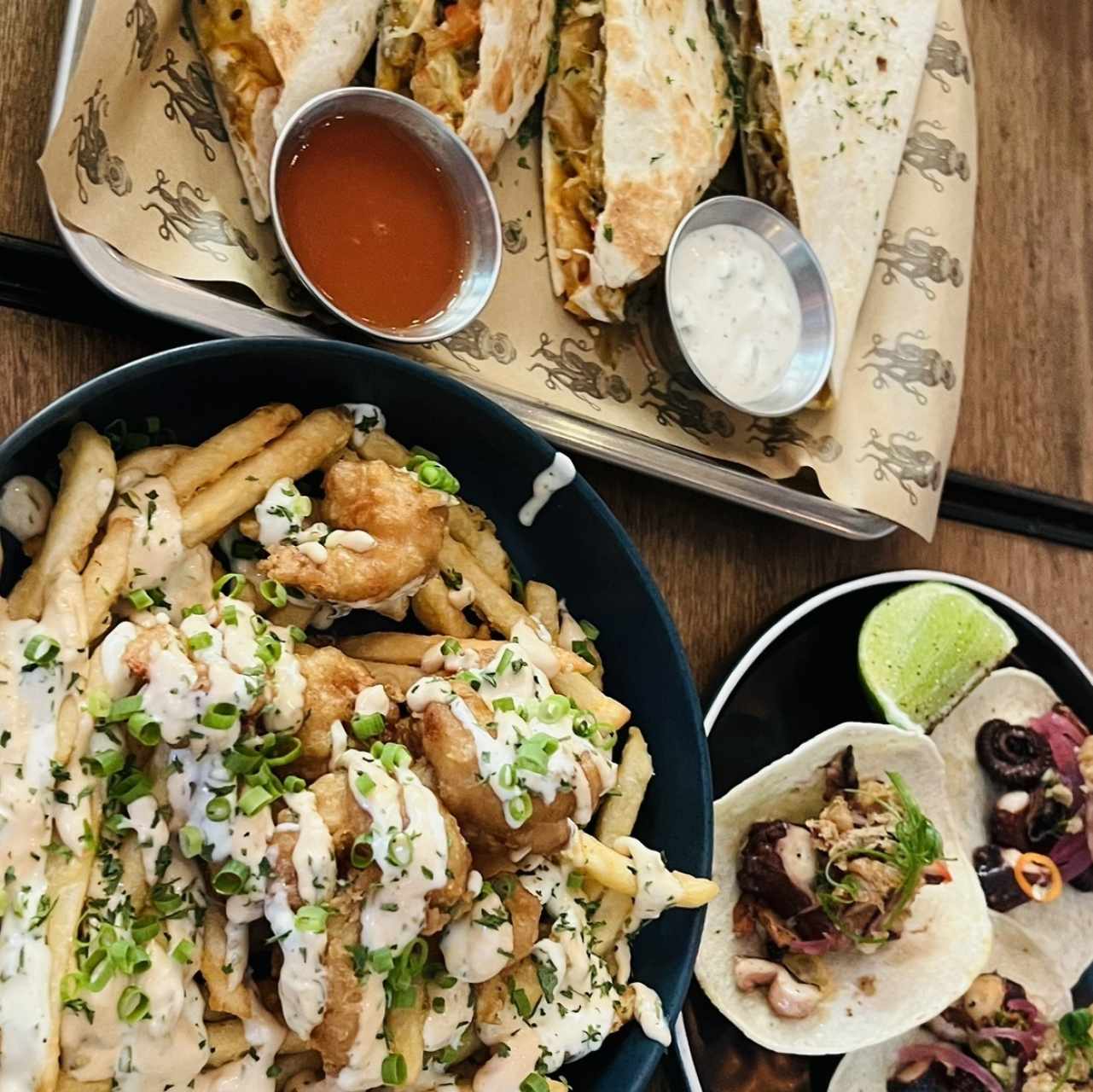 Varios quesadilla, tacos de pulpo y papas 