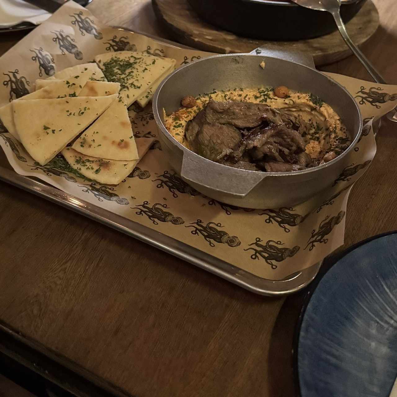 Tapeo - HUMMUS CON CARNE