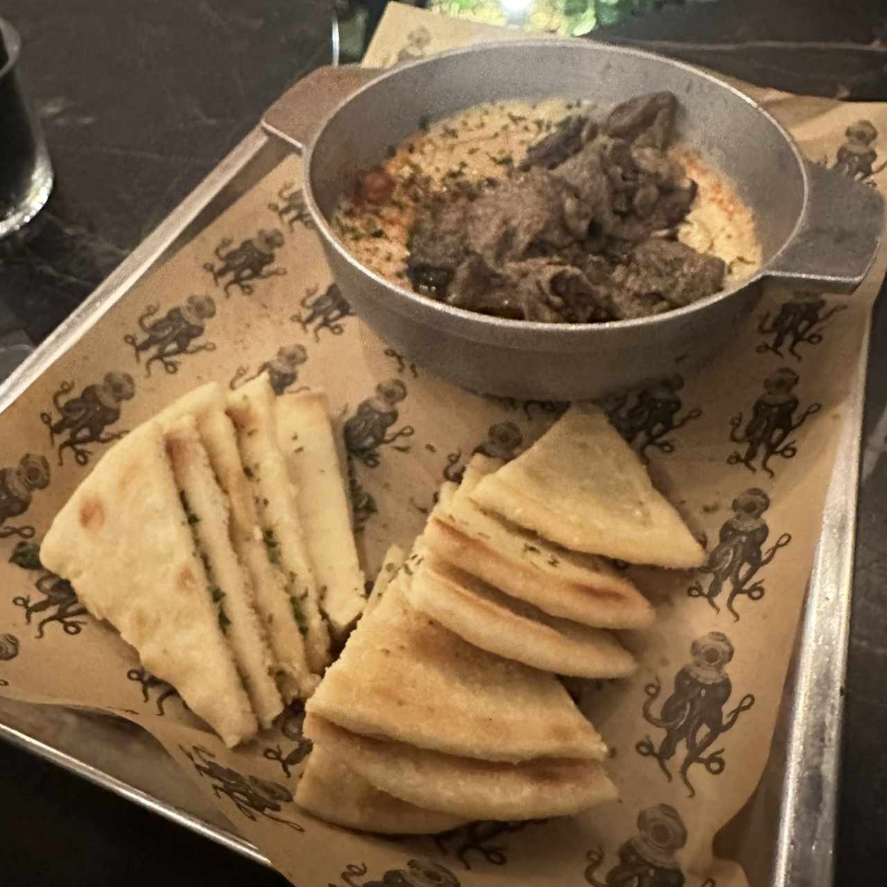 Tapeo - HUMMUS CON CARNE