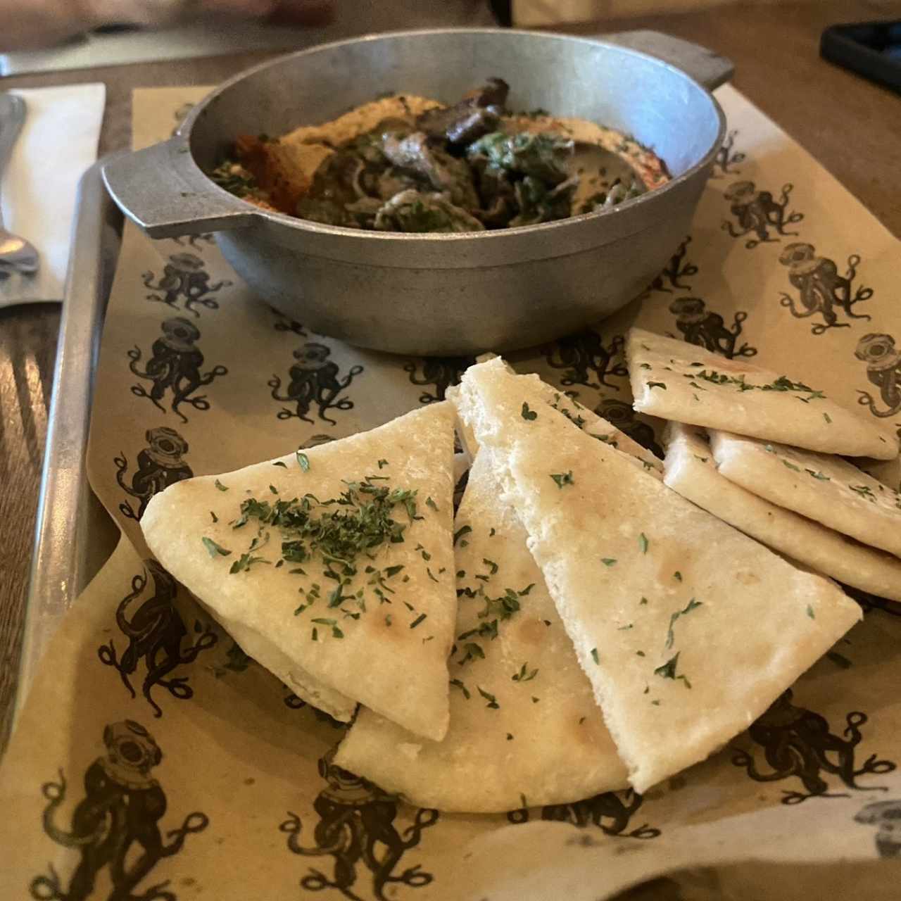 Tapeo - HUMMUS CON CARNE