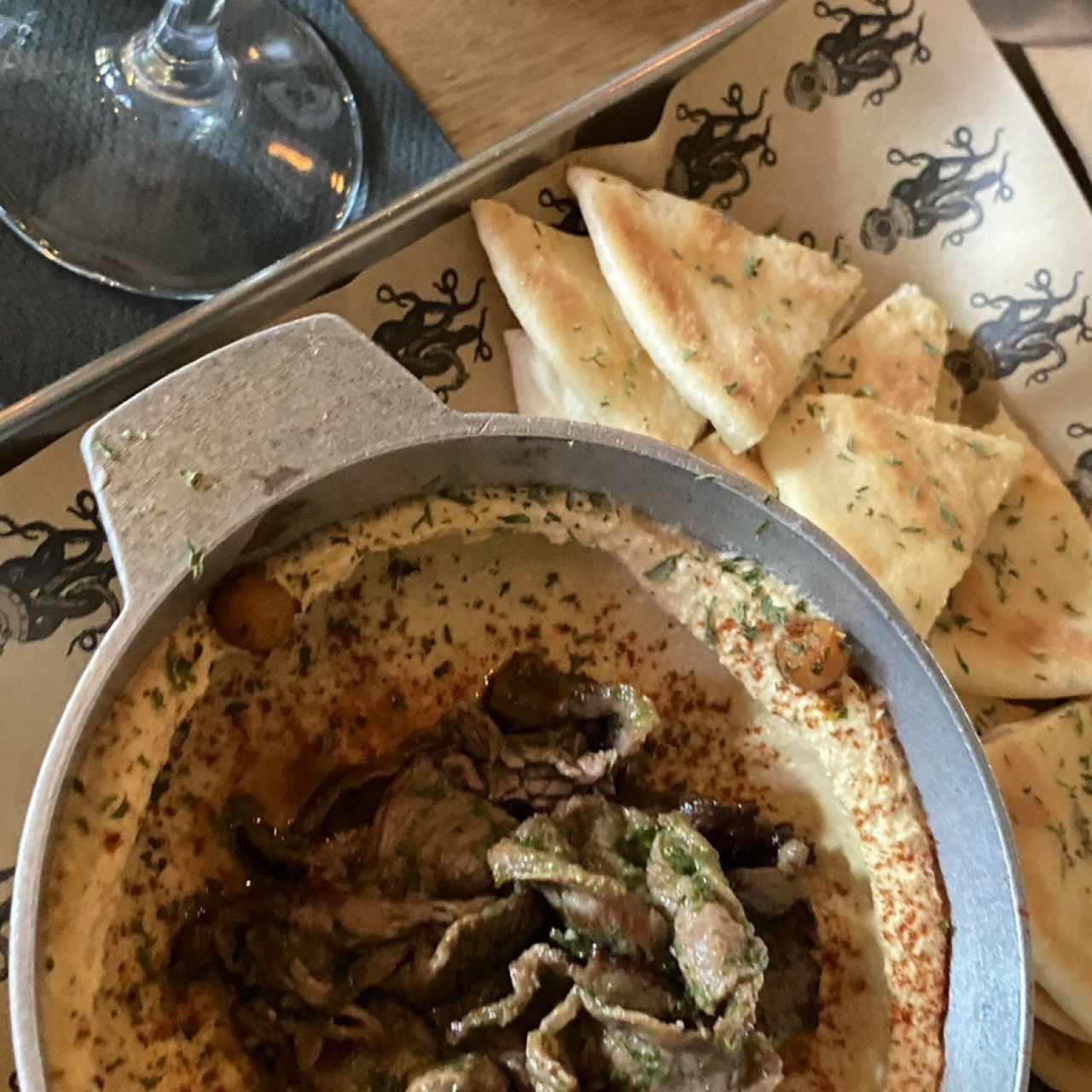Tapeo - HUMMUS CON CARNE