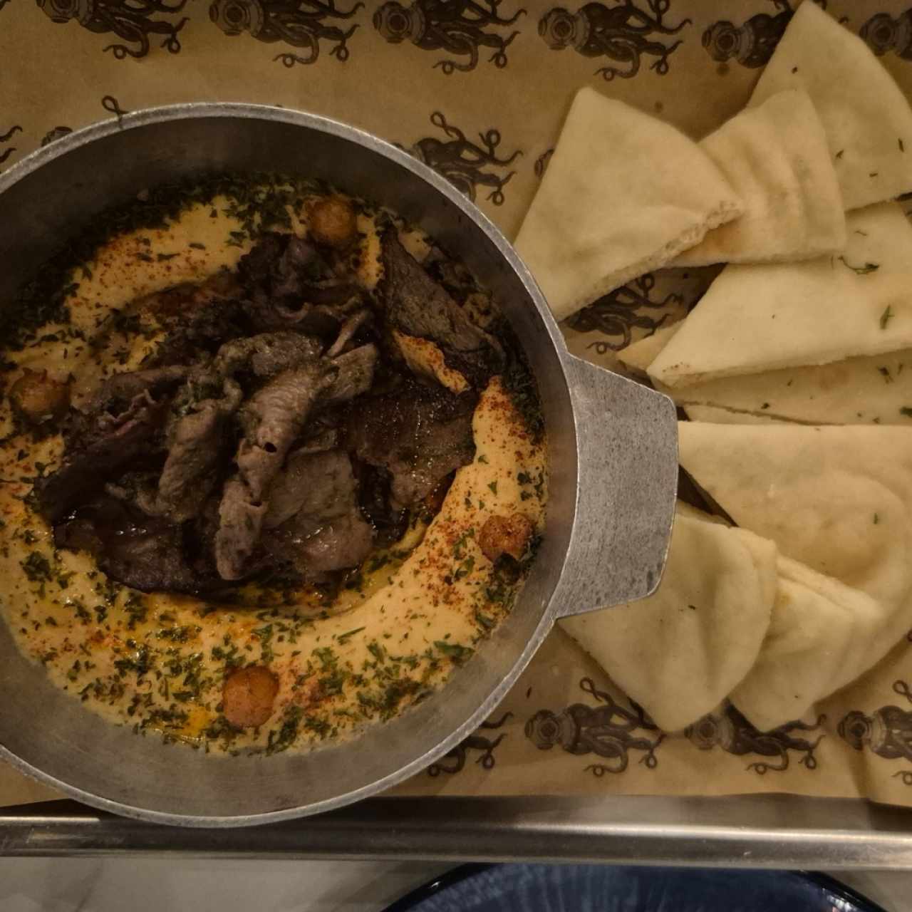 Tapeo - HUMMUS CON CARNE