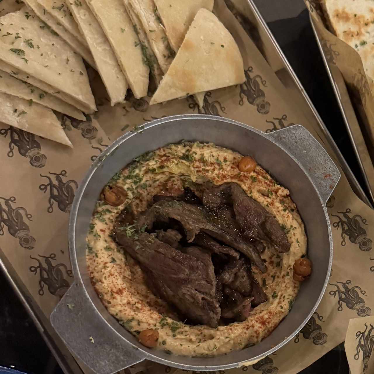 Tapeo - HUMMUS CON CARNE