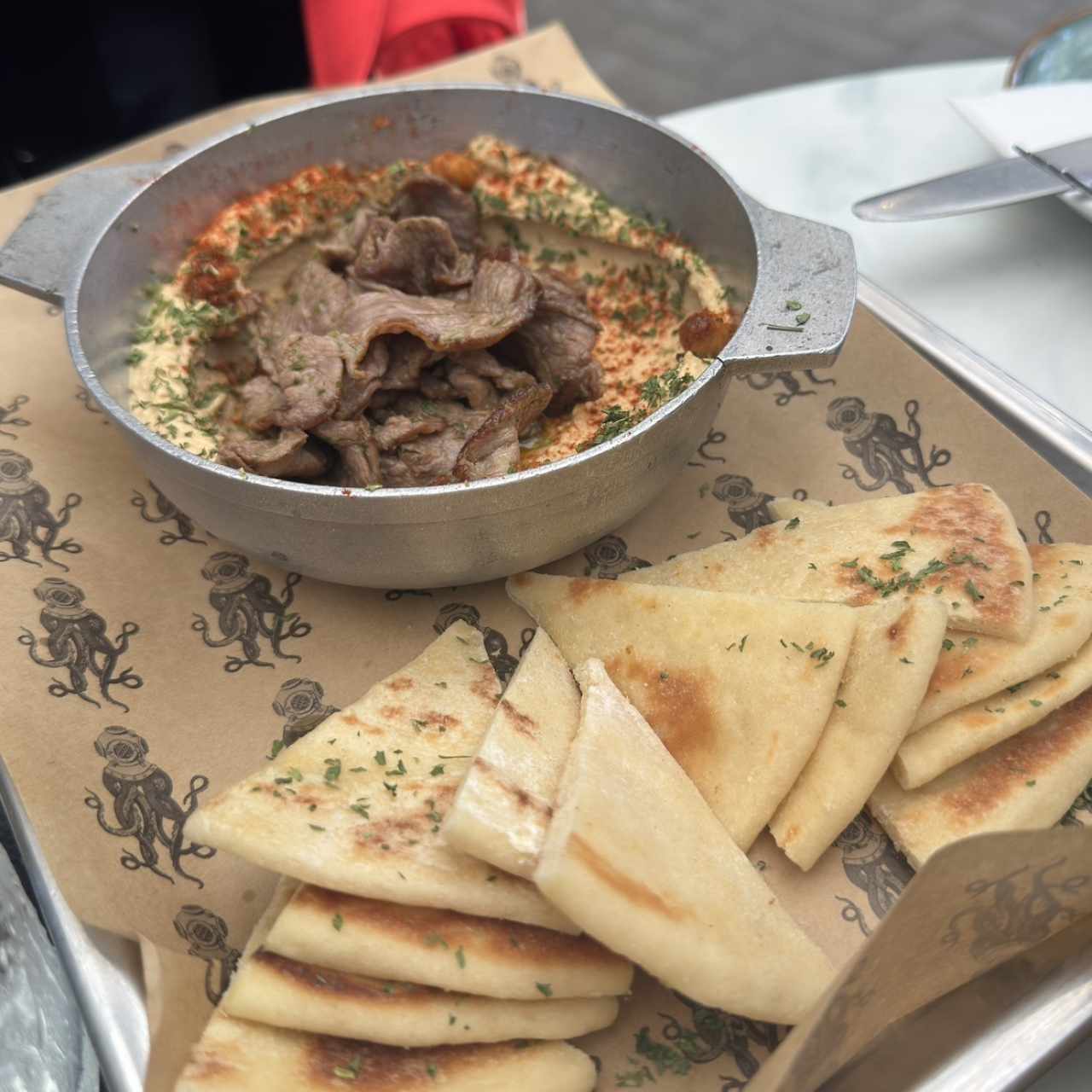 Tapeo - HUMMUS CON CARNE