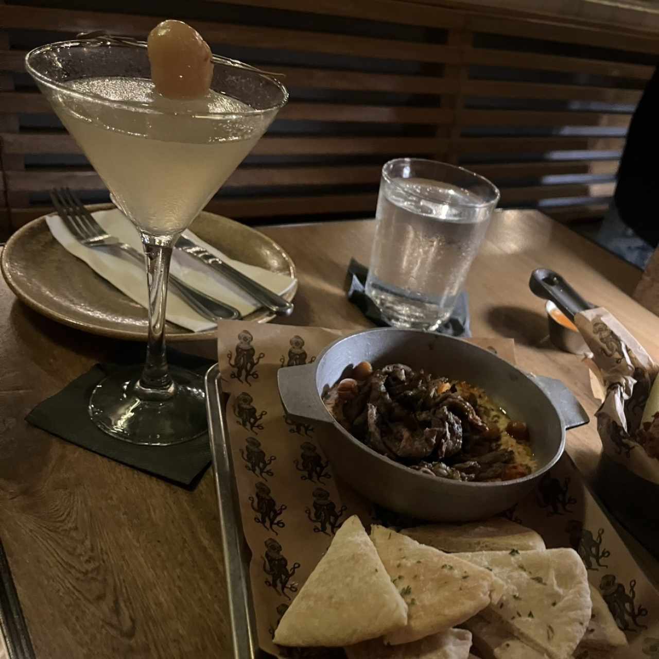 Tapeo - HUMMUS CON CARNE