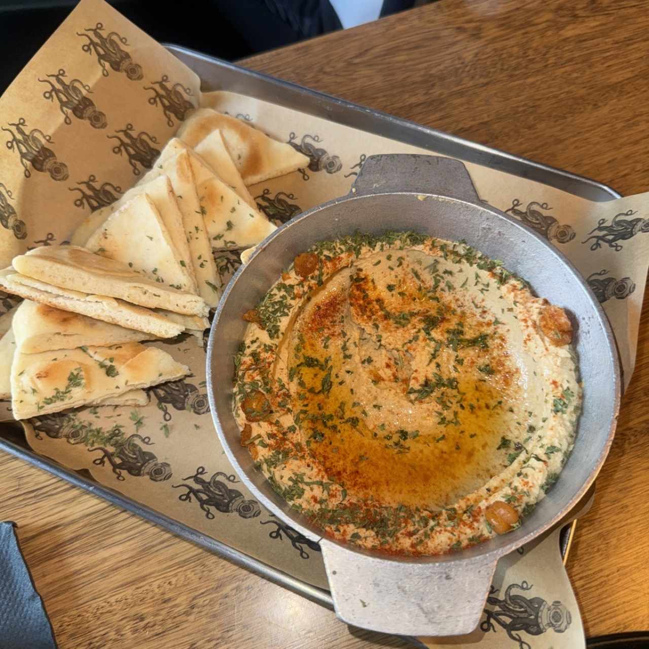 Tapeo - HUMMUS CON CARNE