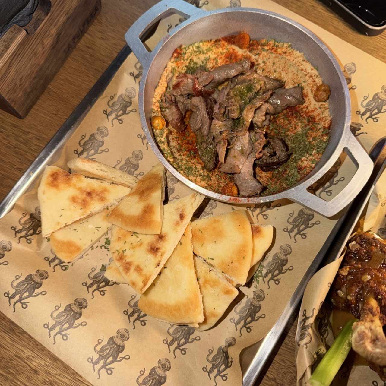 Tapeo - HUMMUS CON CARNE