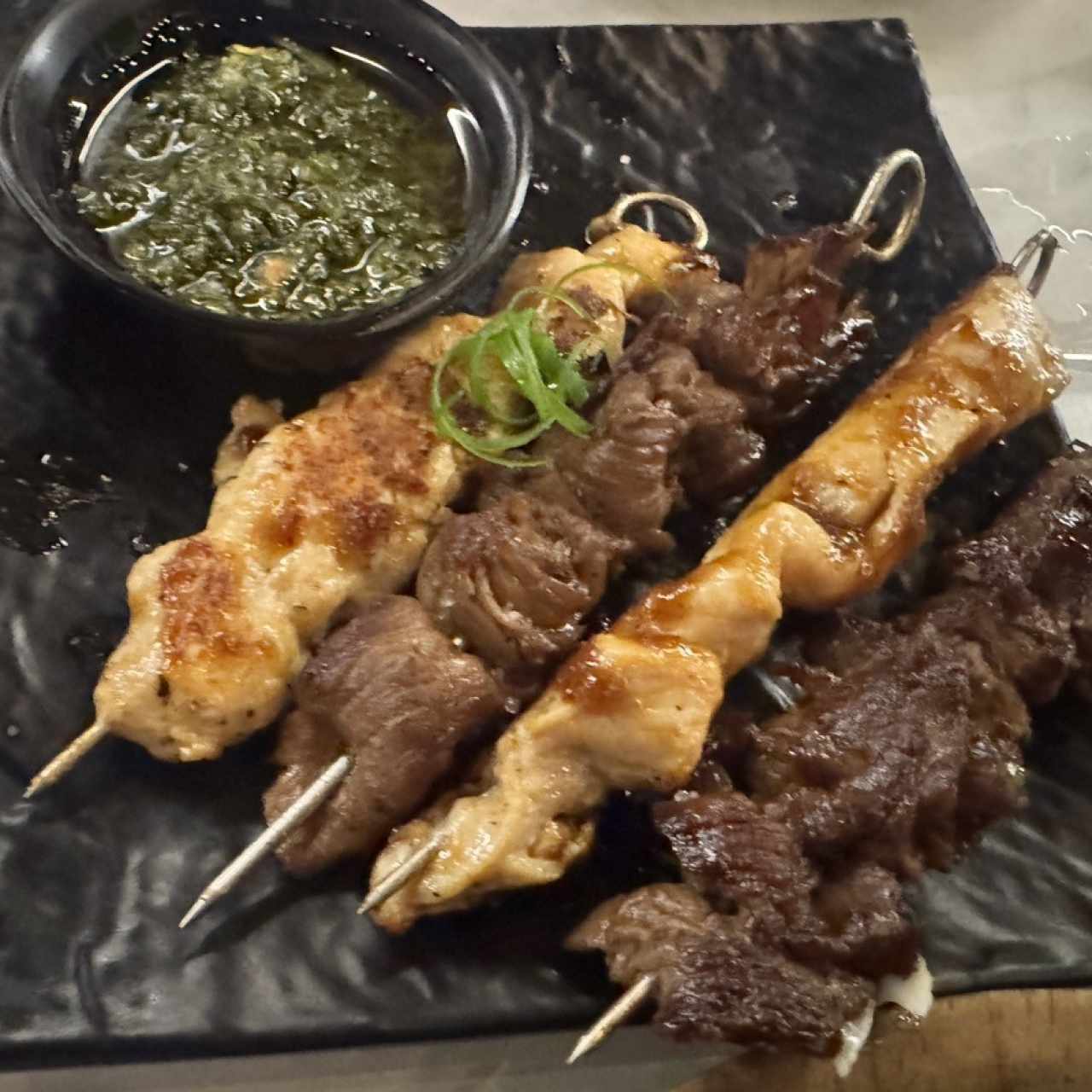 Brochetas de Pollo y Res.