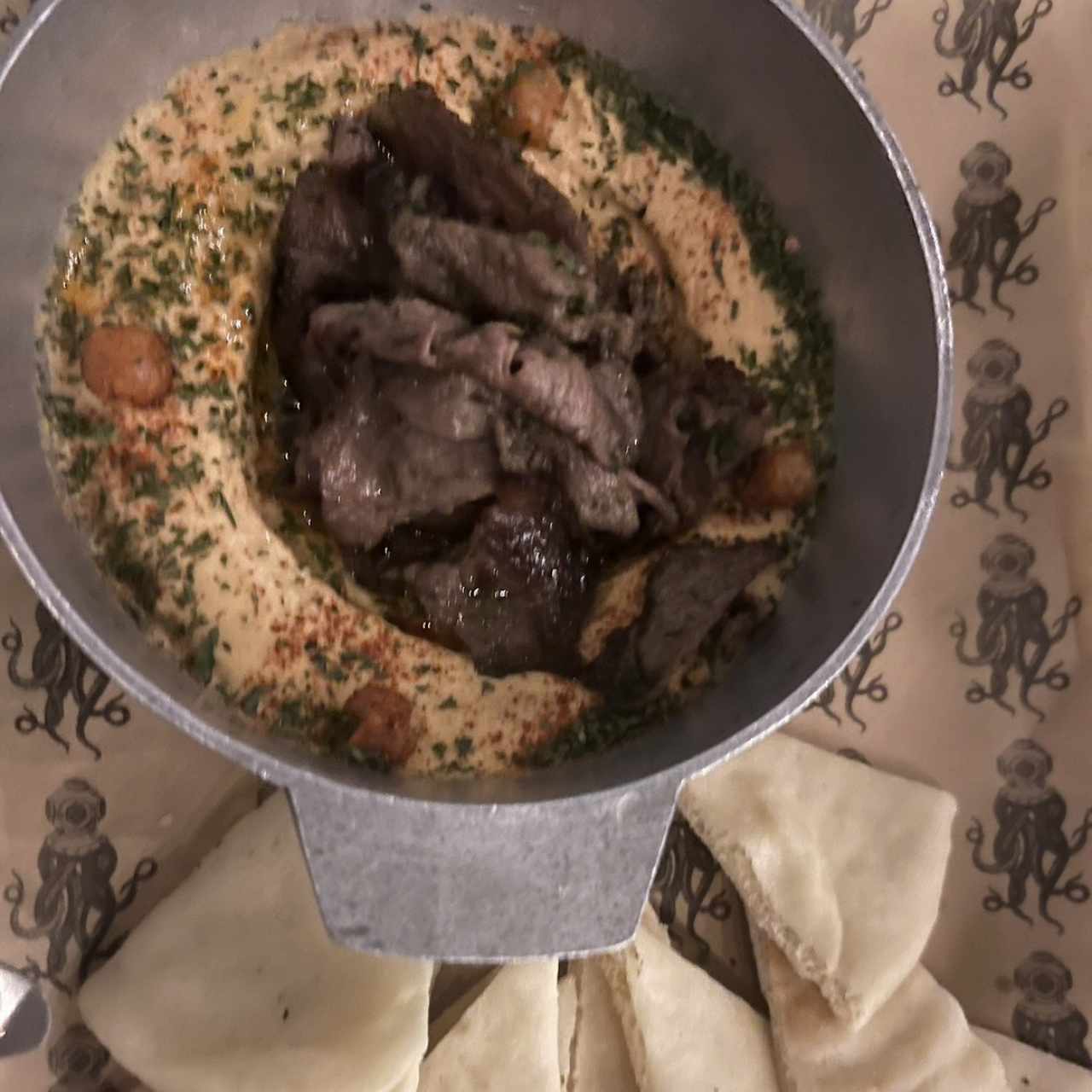 Tapeo - HUMMUS CON CARNE