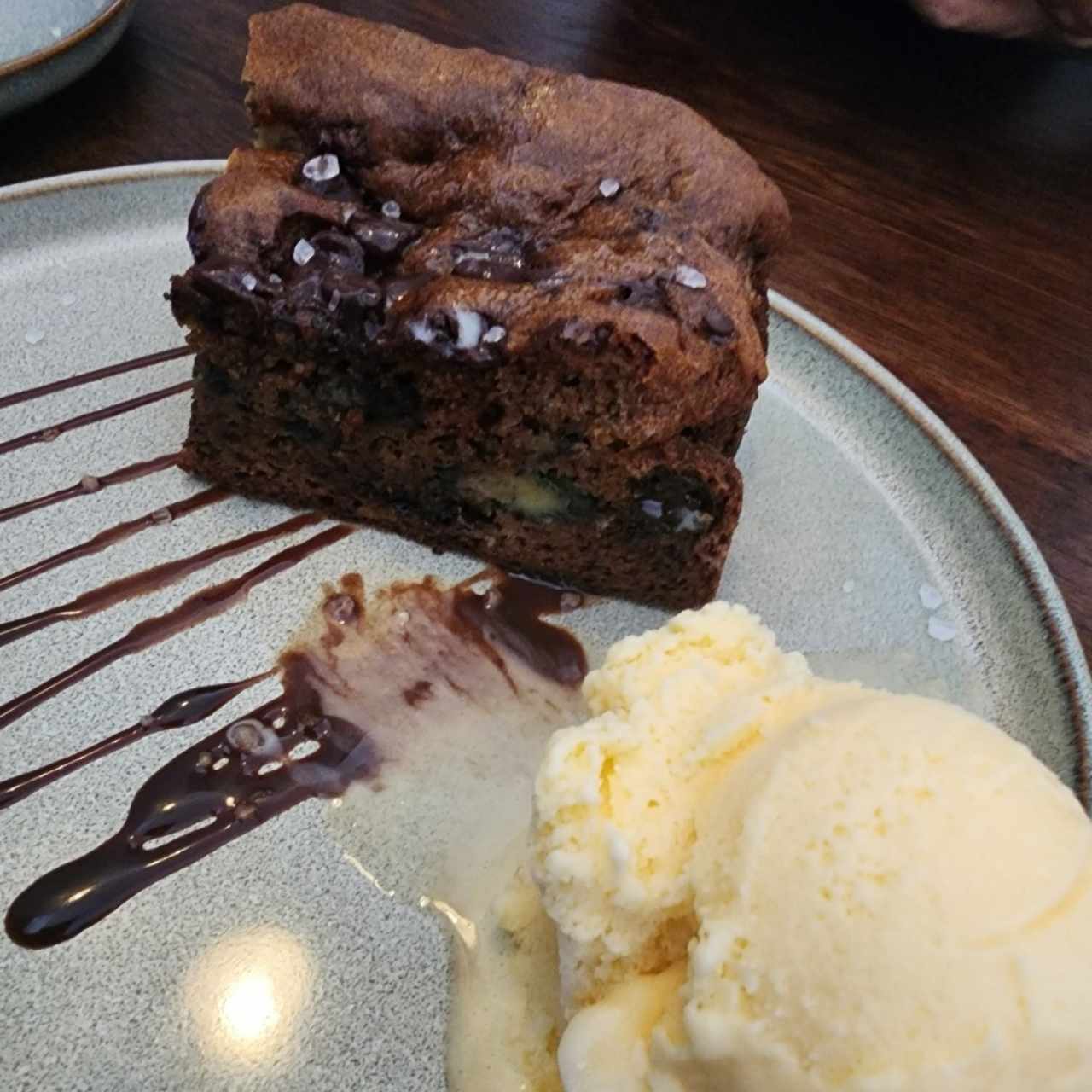 dulce de chocolate, banana y Maní 
