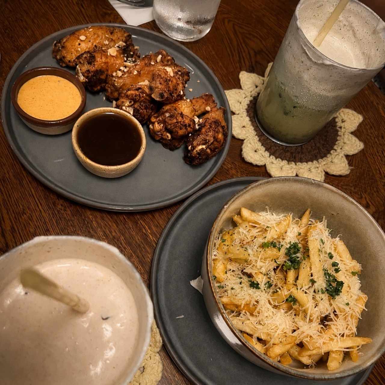 Cookies Matcha y Cookies Latte, las Sweet Heat Kind of Craving Hawaiian Wings + Kimchi Ranch y unas papas con limón y queso