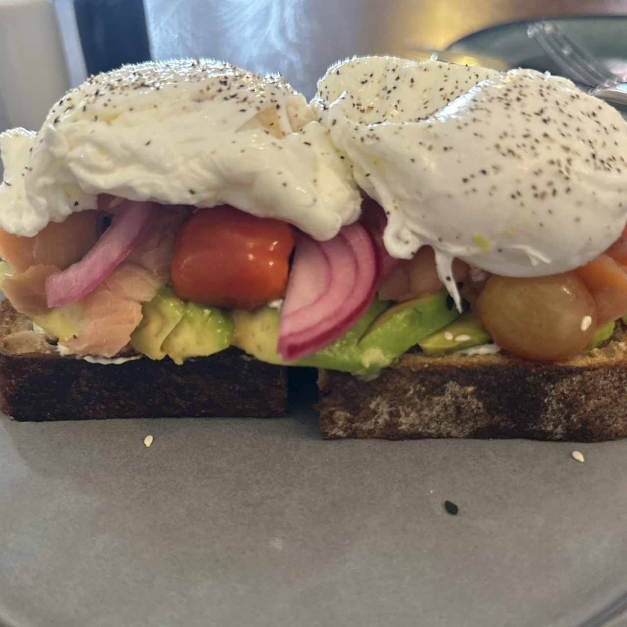Tostadas de Salmón con Aguacate 