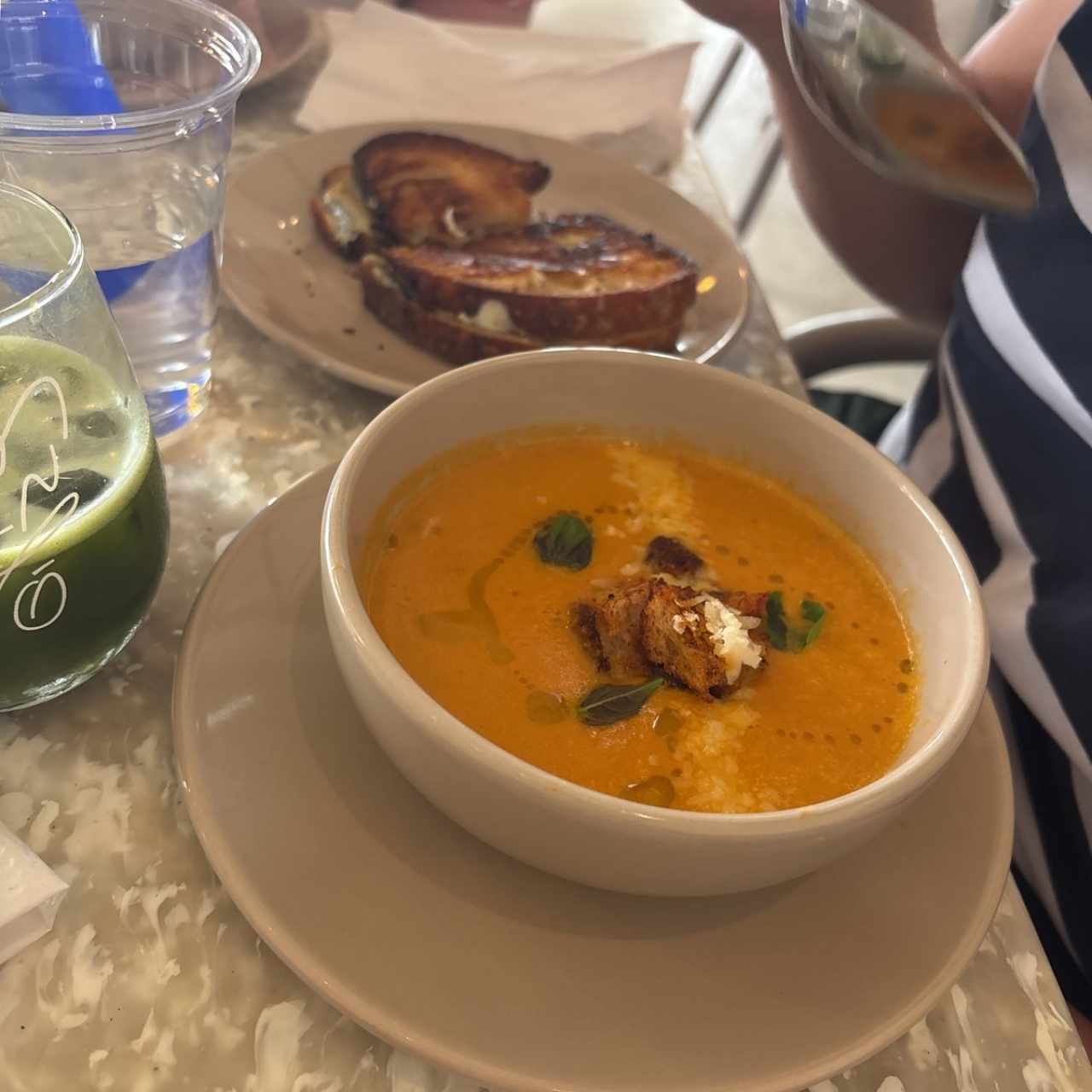 Grill cheese con sopa de tomate