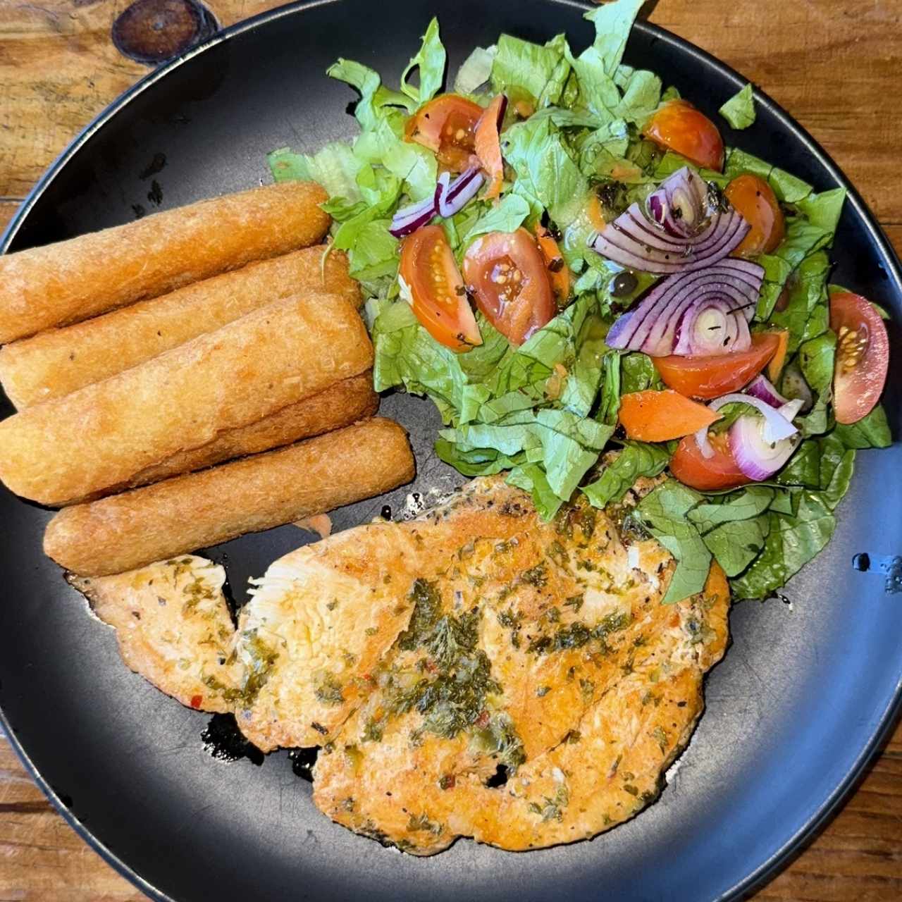 Filete de pollo con yuca frita y ensalada verde 