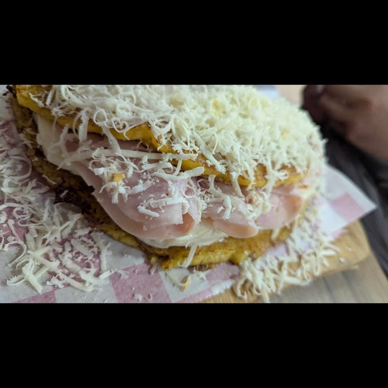 Cachapa Con Jamón Y Queso De Mano