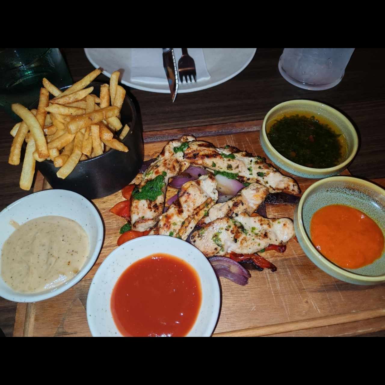 GRILL - Brochetas de Pollo y papas trufadas