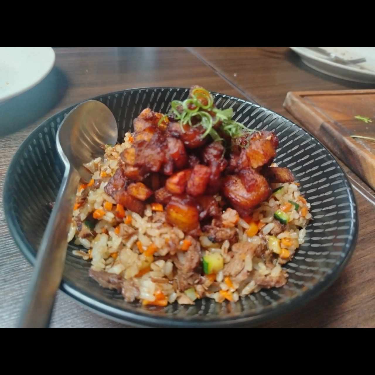 Arroz frito con carne sobre plátano maduro