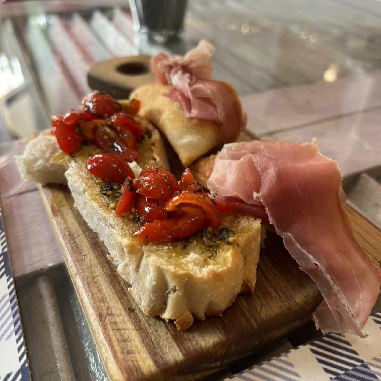 Gnocco fritto y bruschetta de tomate
