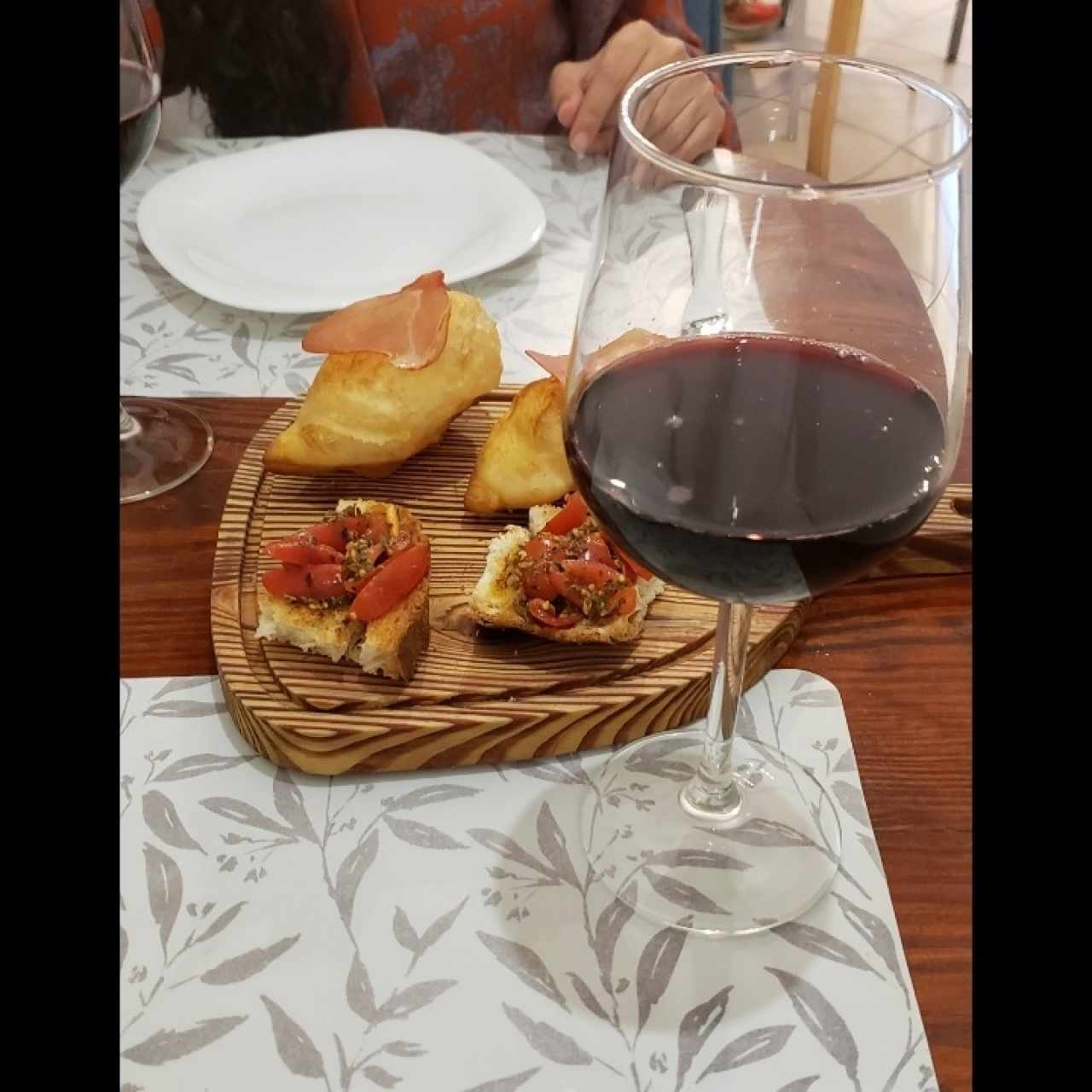 crescentina frita y bruchetta