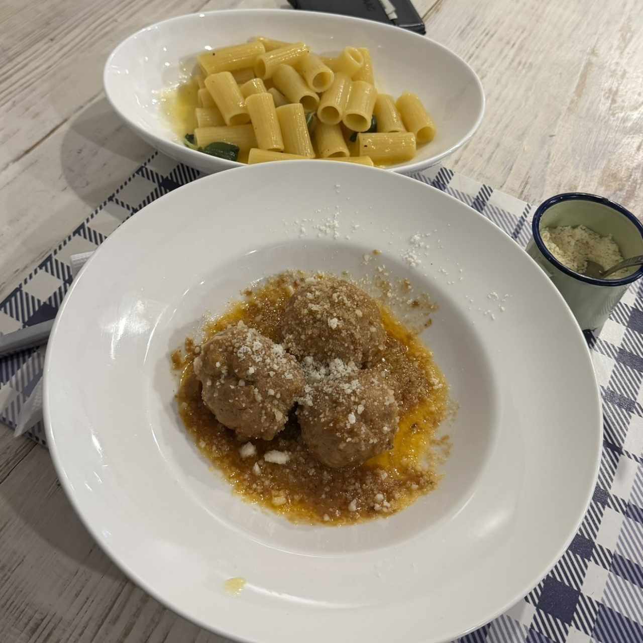 Albondigas y Ricatoni al Burro