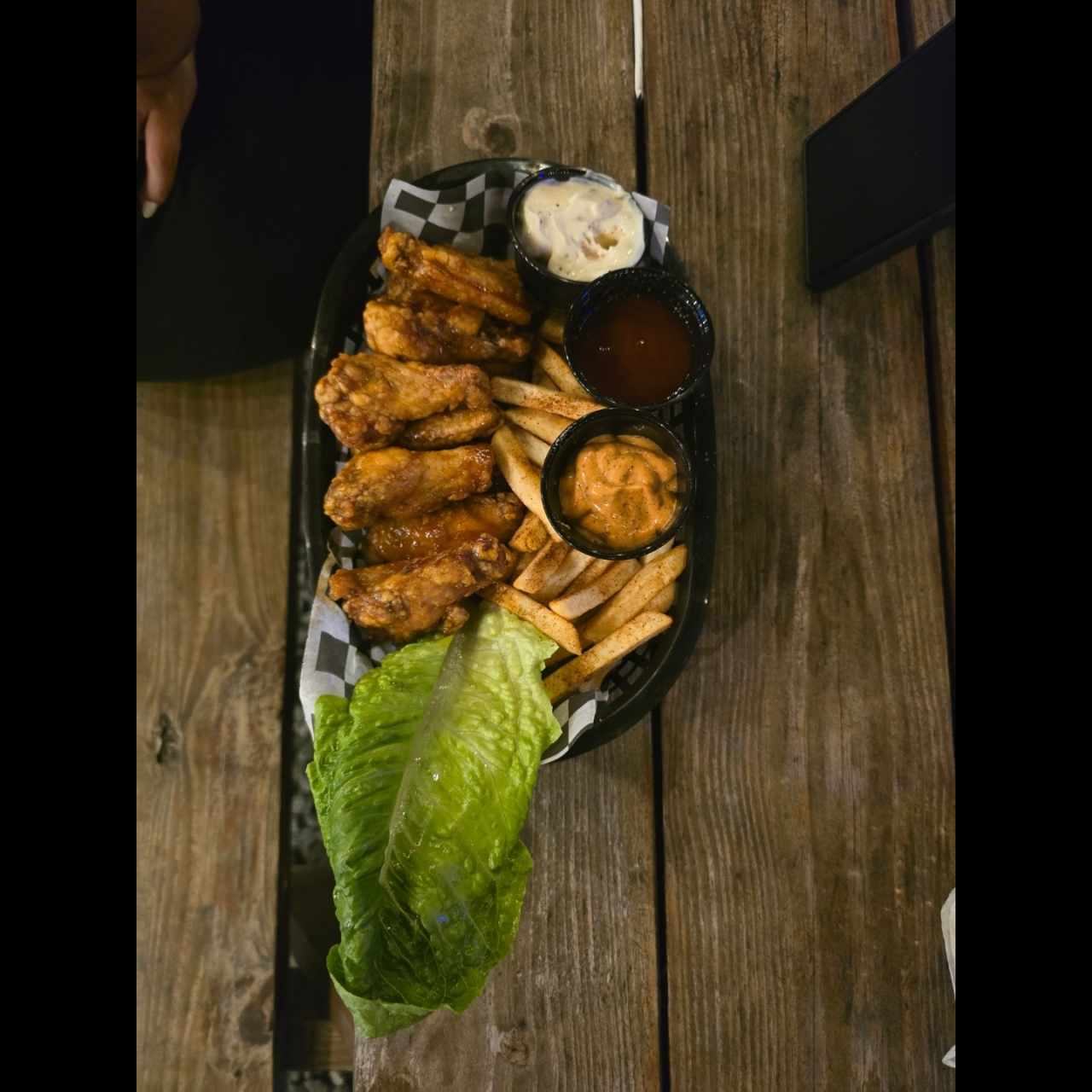 10 Alitas De Pollo con Papas Fritas