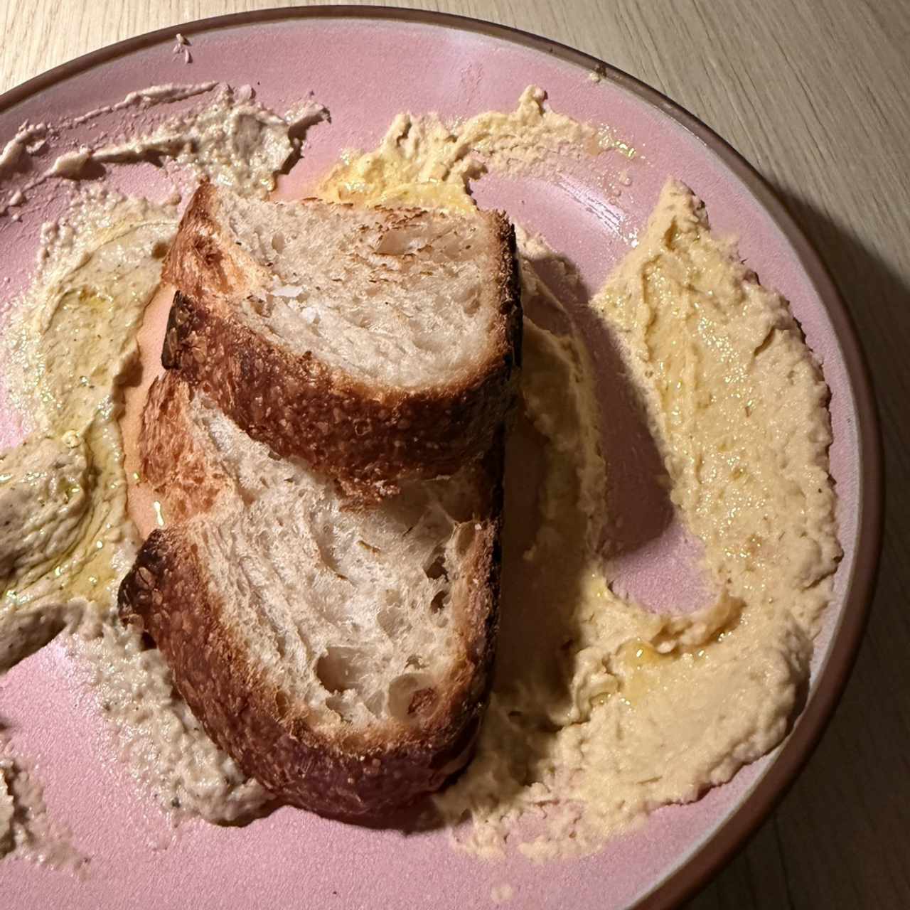 Pan de Masa madre (Krume) Con spread de Hummus y Baba Ganush
