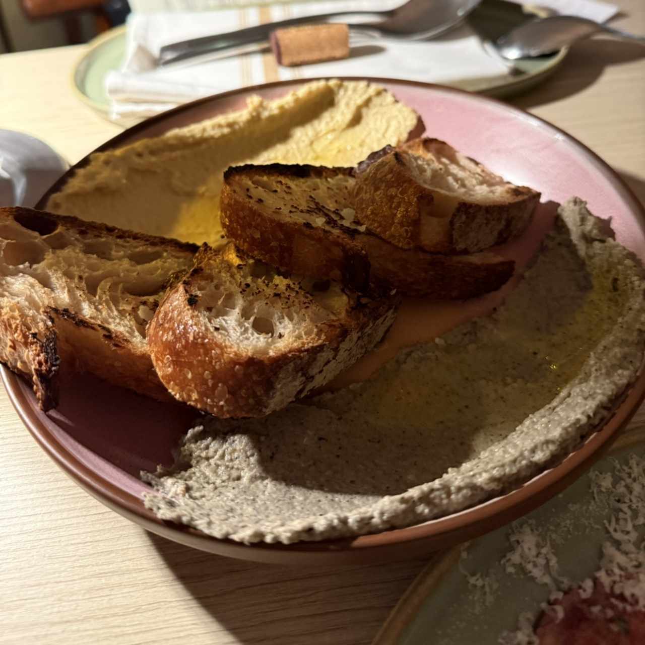 Pan de Masa madre (Krume) Con spread de Hummus y Baba Ganush