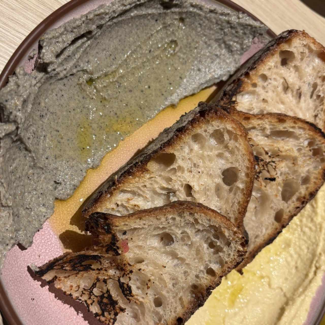 Pan de Masa madre (Krume) Con spread de Hummus y Baba Ganush