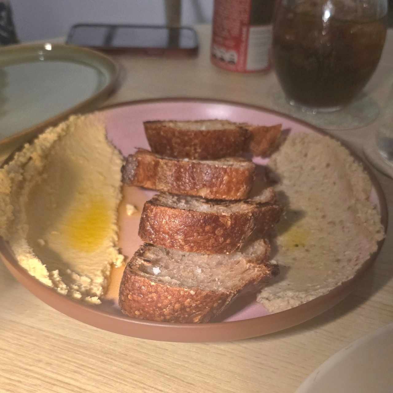 Pan de Masa madre (Krume) Con spread de Hummus y Baba Ganush