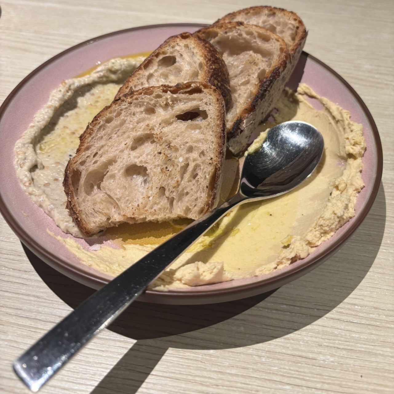 Pan de Masa madre (Krume) Con spread de Hummus y Baba Ganush