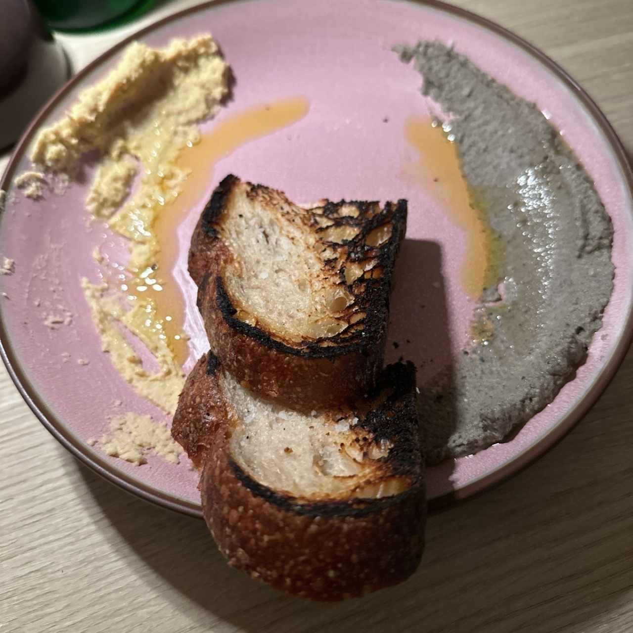 Pan de Masa madre (Krume) Con spread de Hummus y Baba Ganush