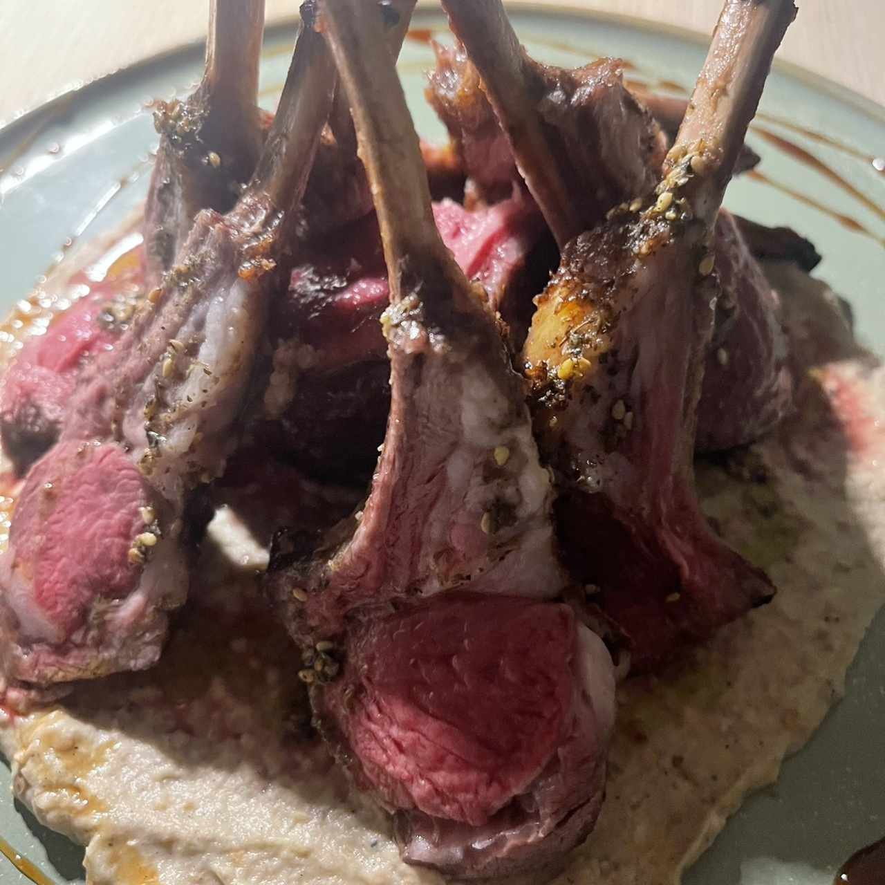Chuletas de cordero sobre babaganush