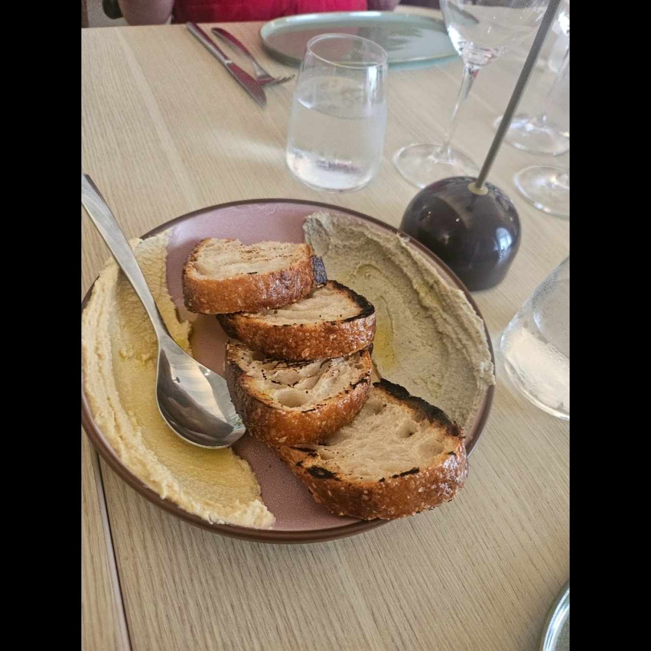 Pan de Masa madre (Krume) Con spread de Hummus y Baba Ganush