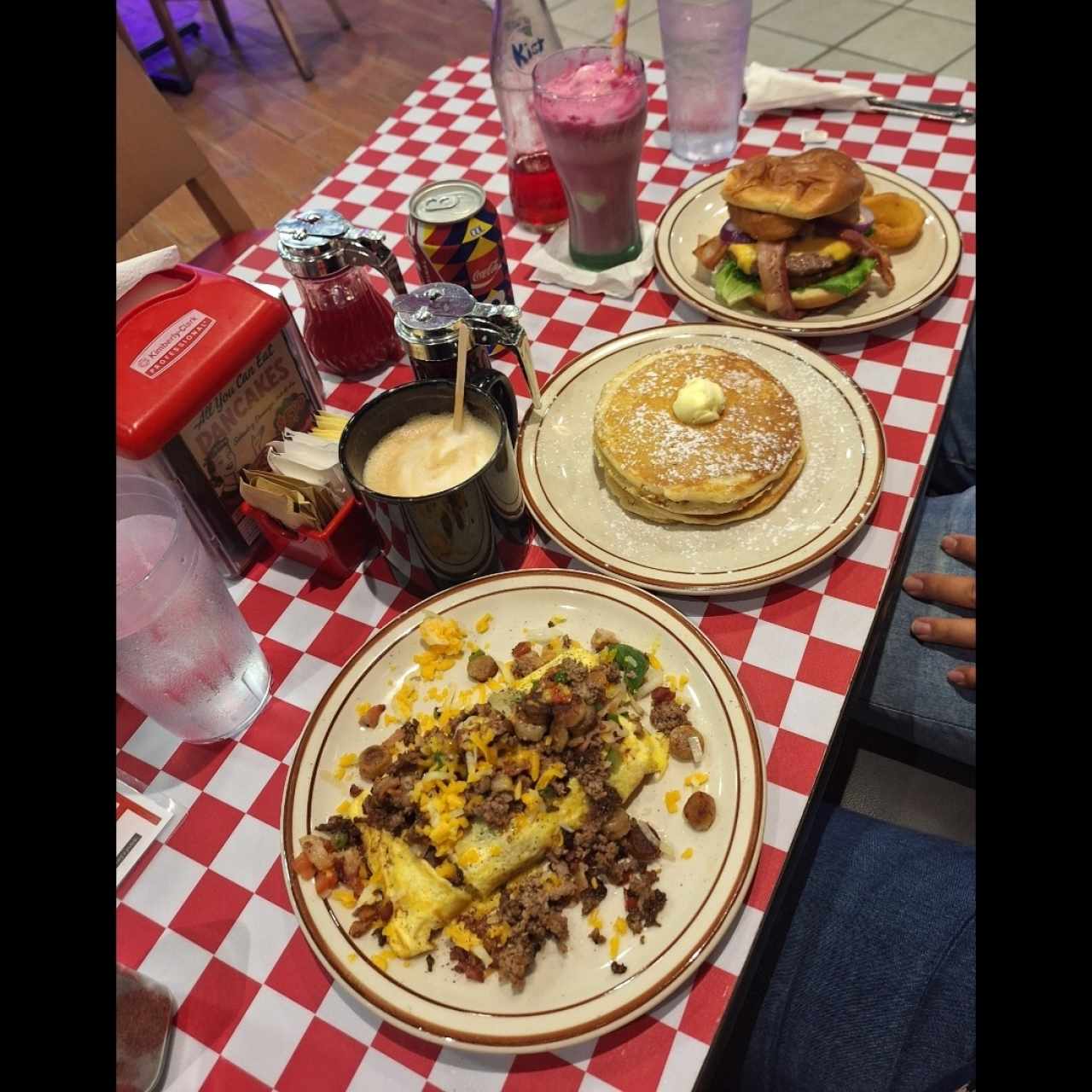 Omelettes - Cowboy con Pancakes, Bacon Cheese Burger, Sodas float fresas y Capuccino