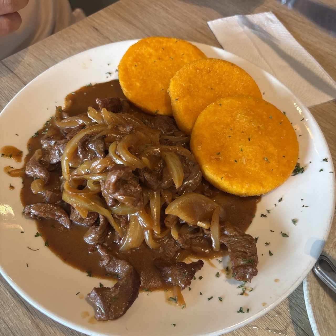 Bistec encebollado