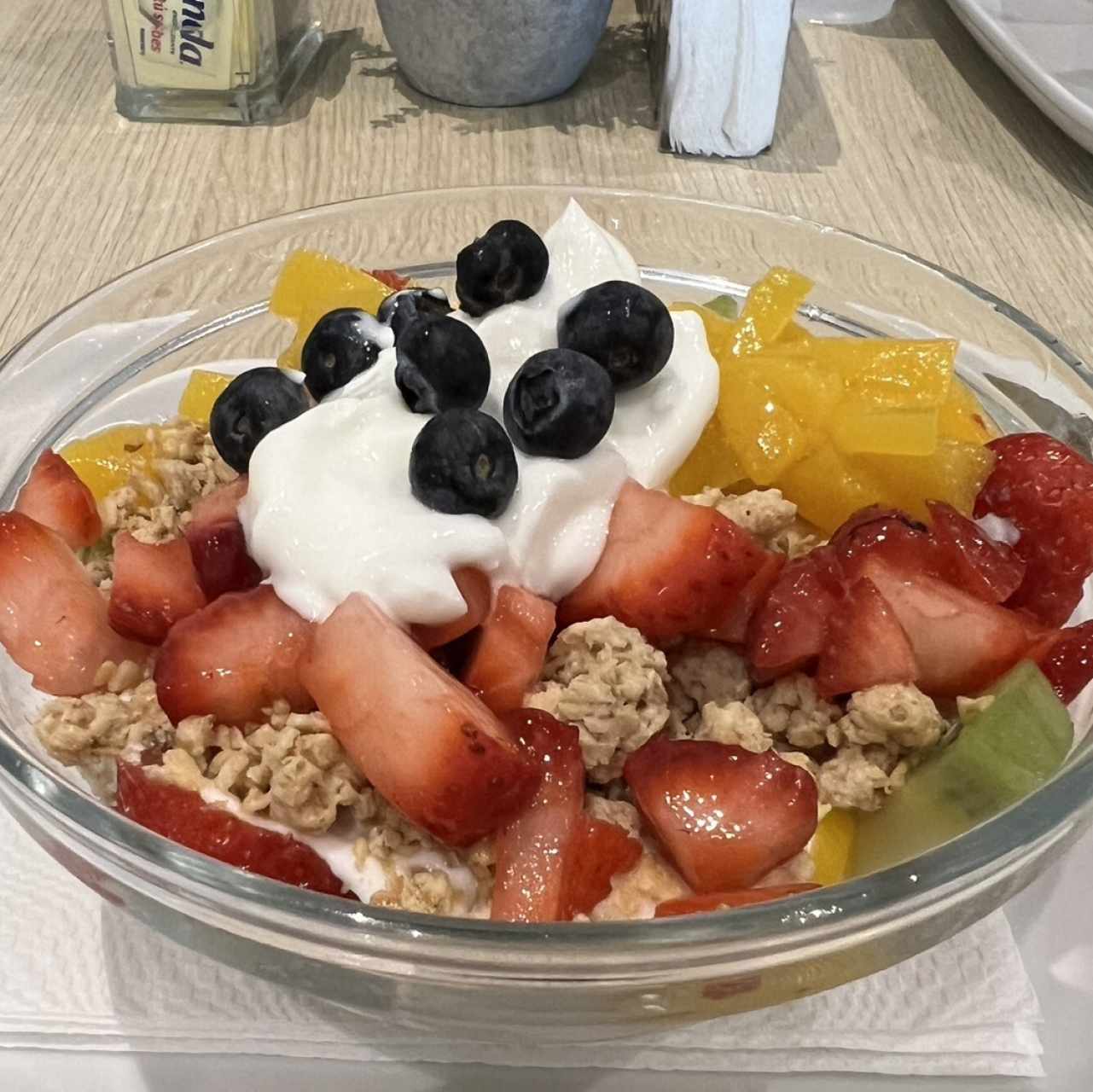 Bowl de frutas con yogurt griego