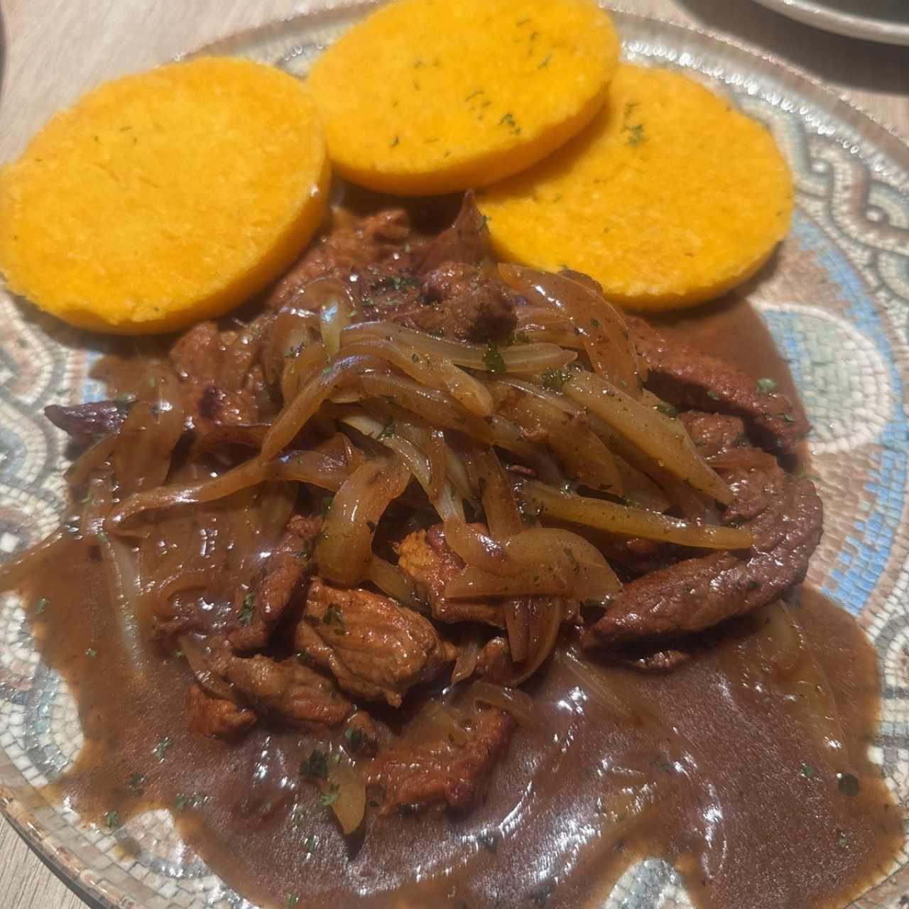 Bisteck Encebollado con Tortilla