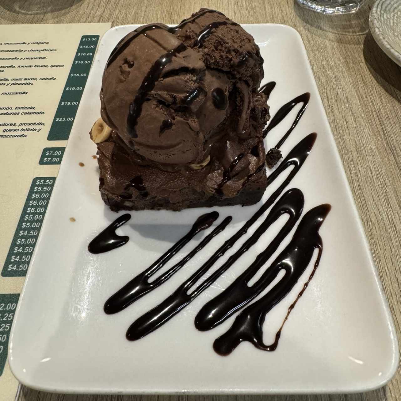 Brownie con helado de chocolate 