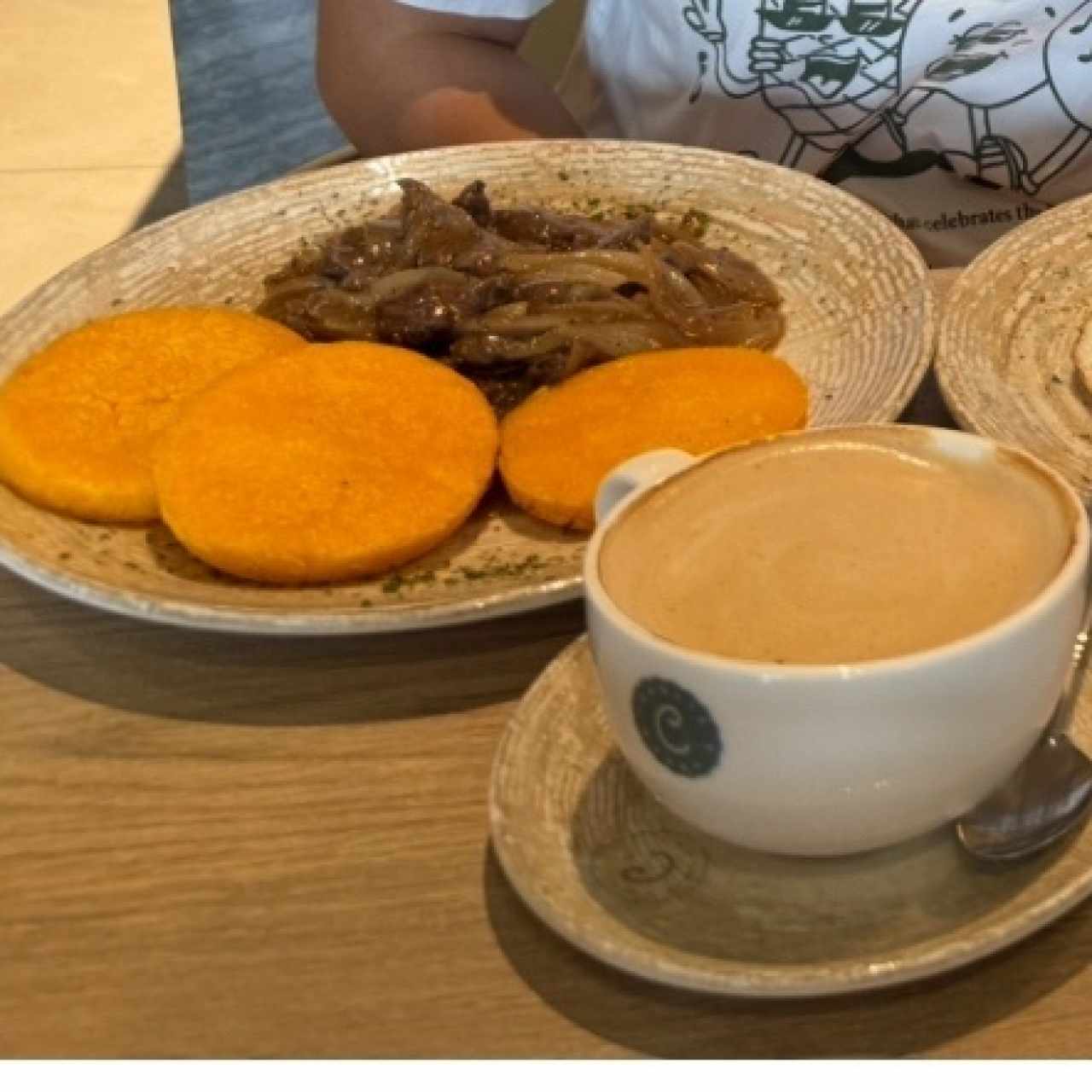 Bisteck Encebollado con Tortilla