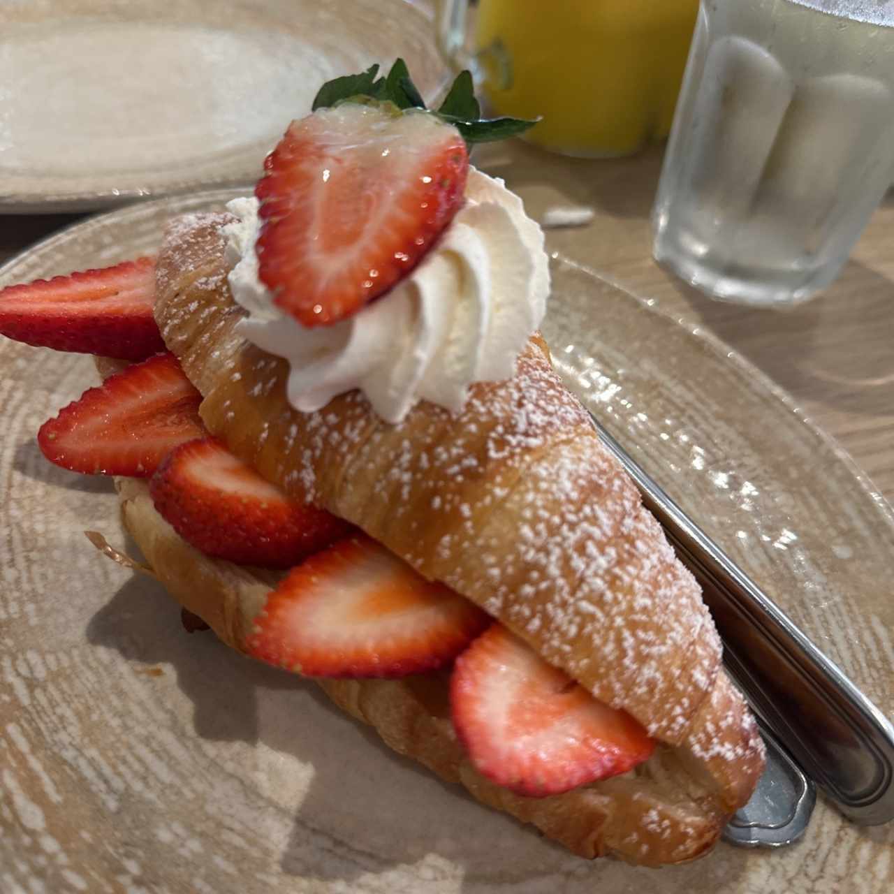 Croissant de crema pastelera con fresas
