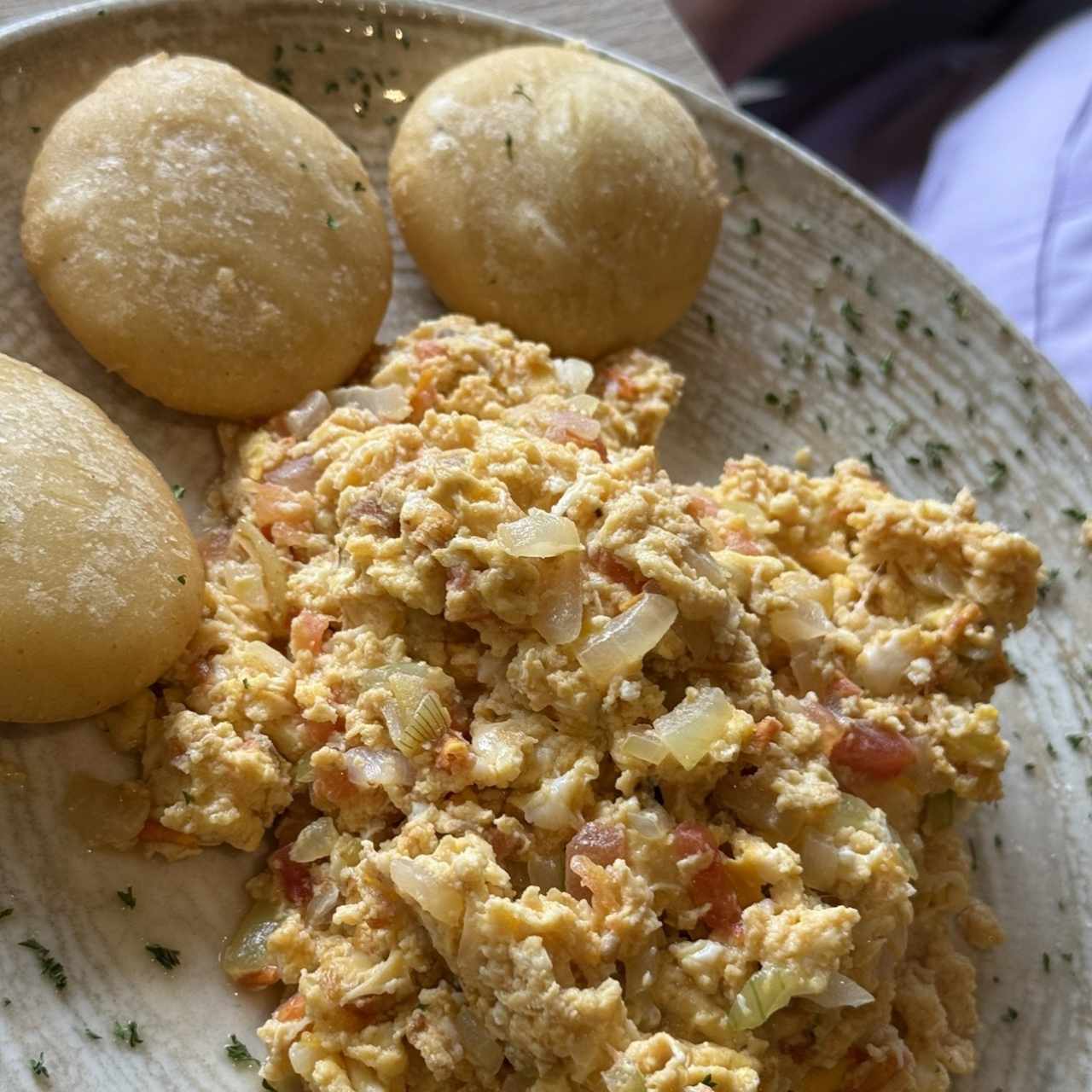 Huevos Revueltos con Arepitas