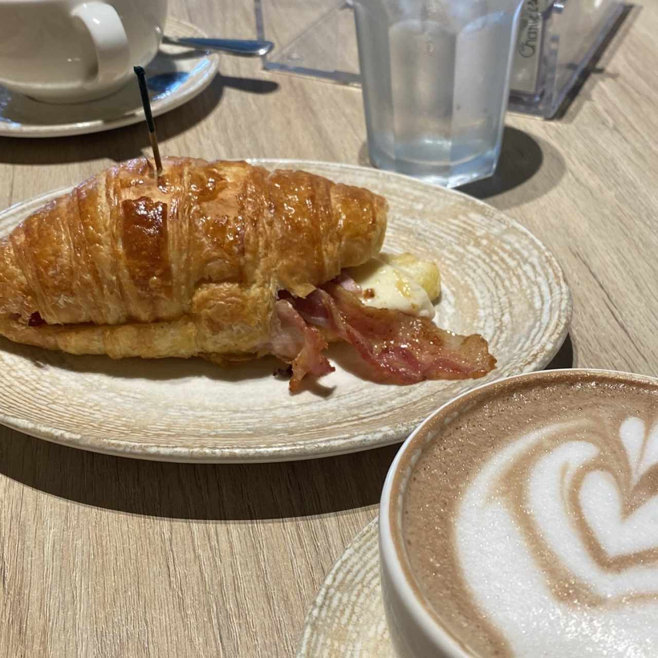 Croissant jamón y queso