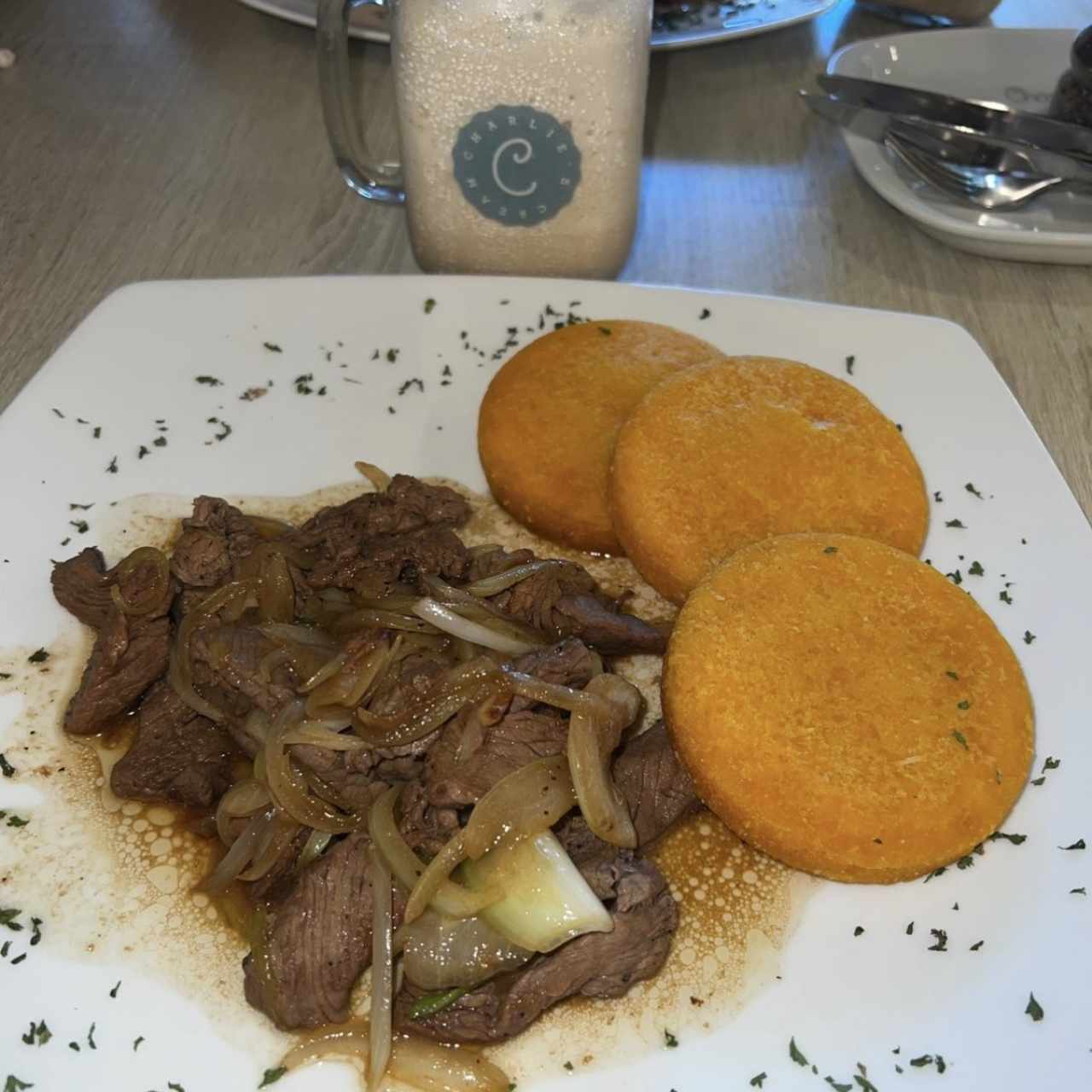 Bisteck Encebollado con Tortilla