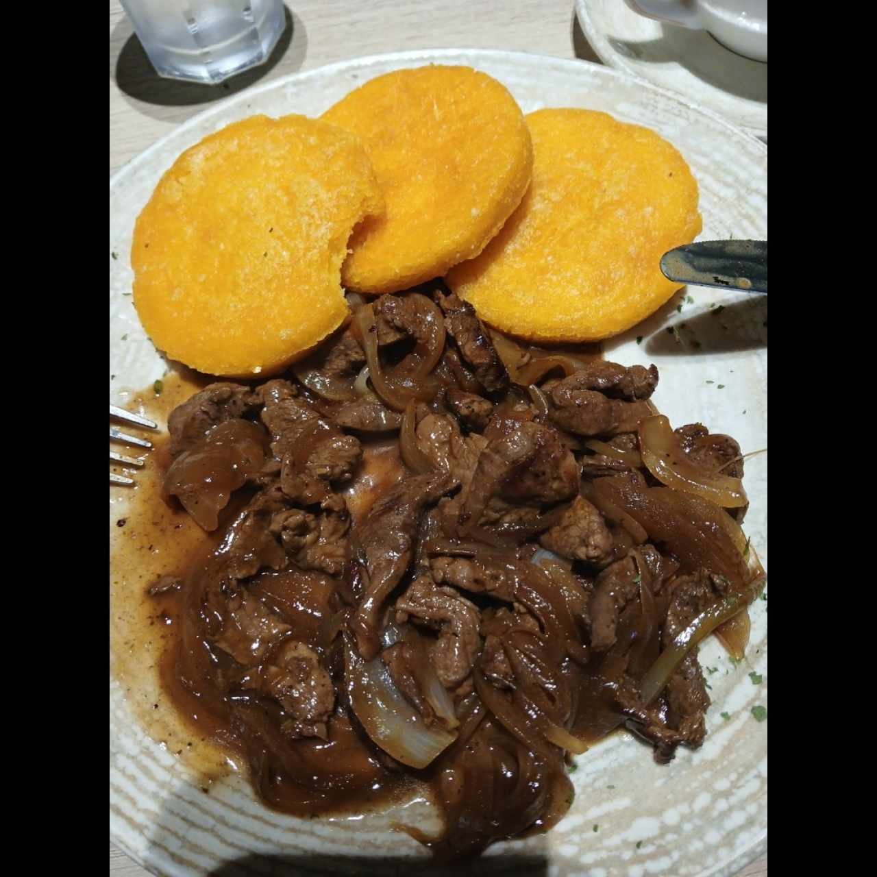 Bisteck Encebollado con Tortilla