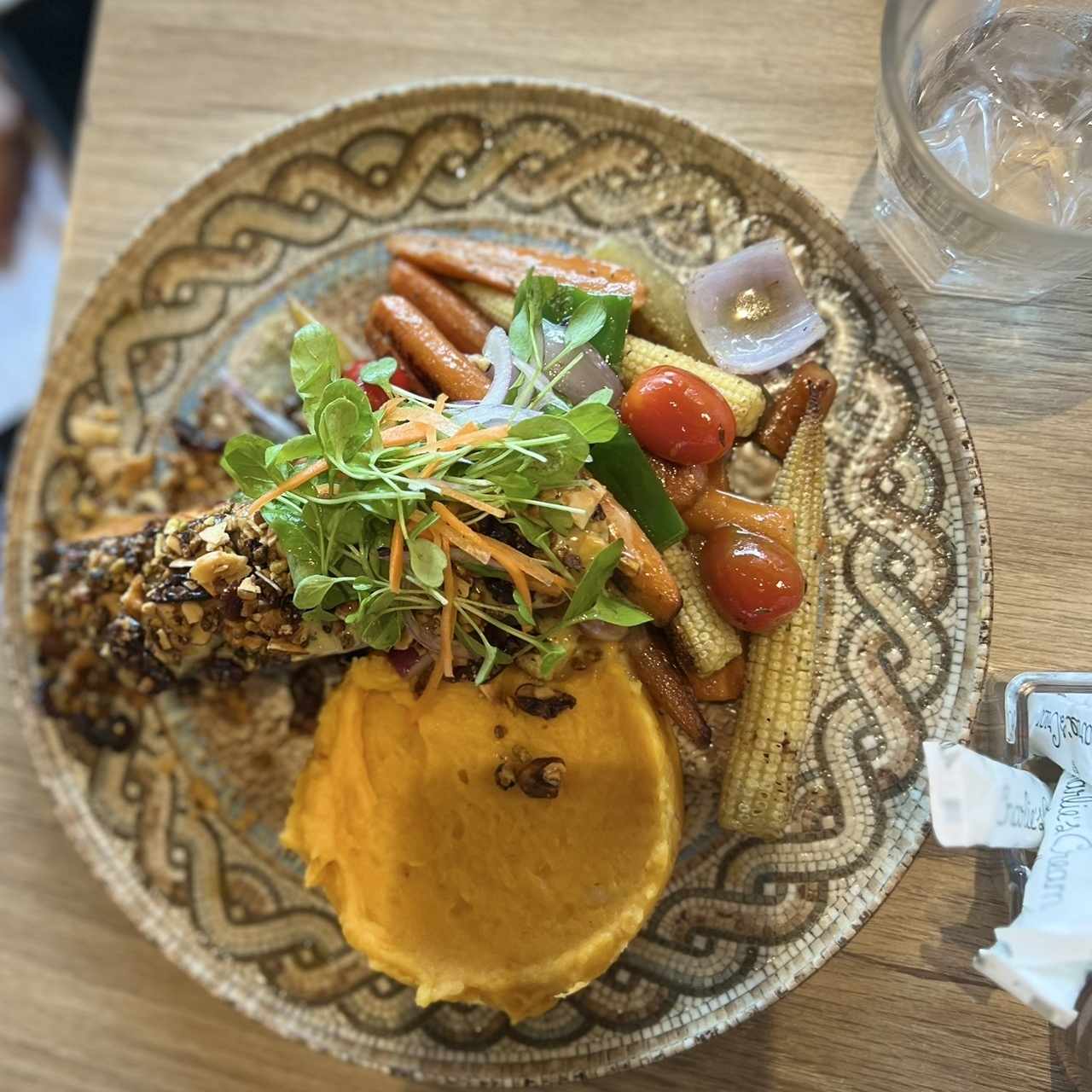 Brunch Salmón encostrado con frutos secos en salsa Holandesa 