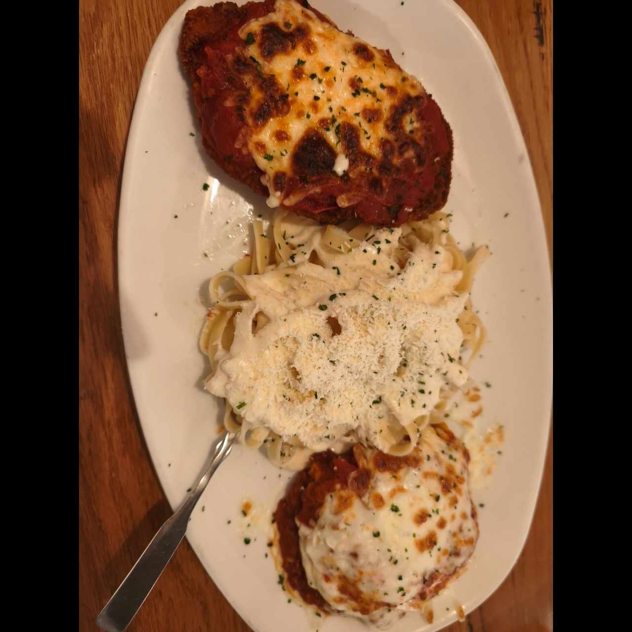 pasta lasagna y filete de pollo gratinado