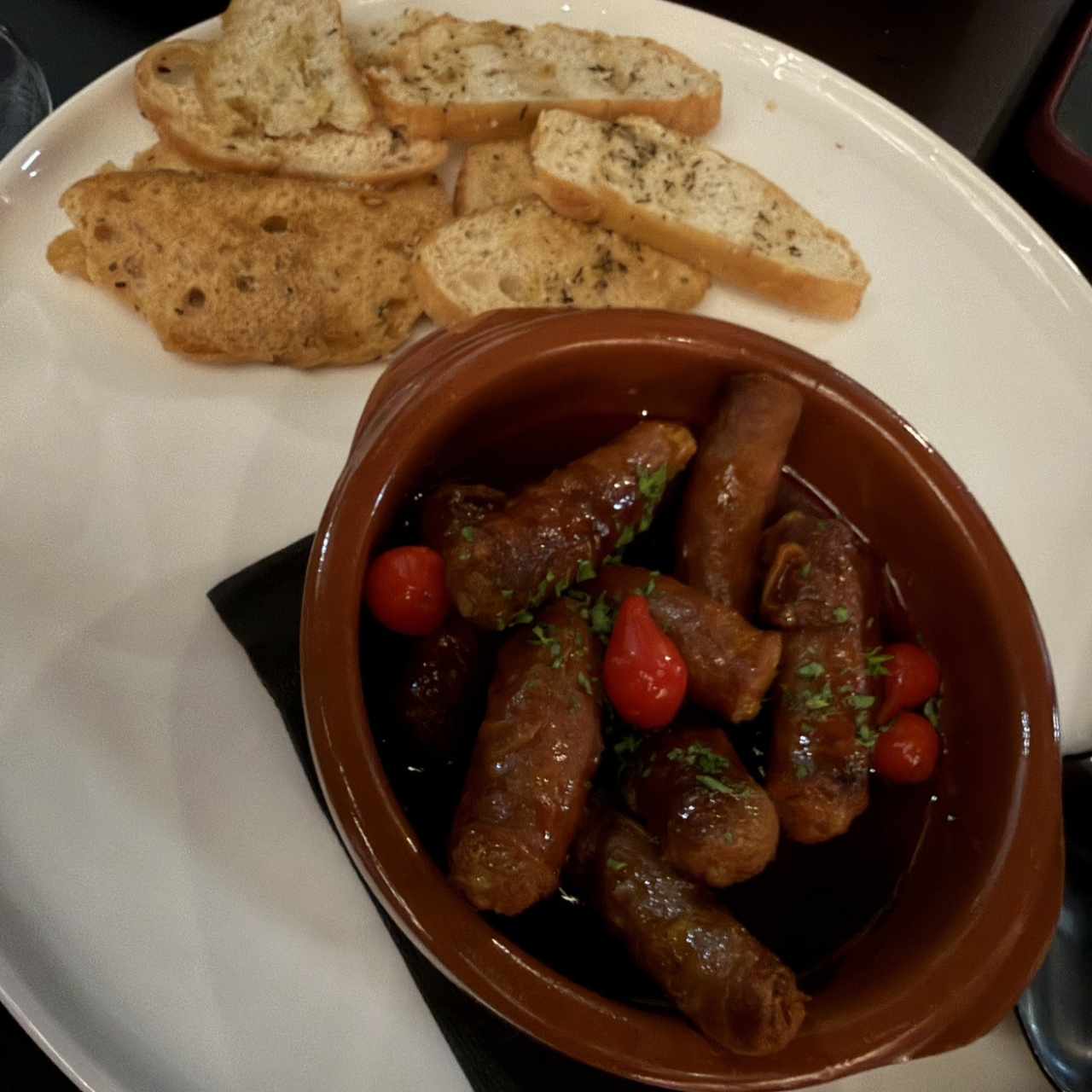 Chistorra al vino con lagrimas de pimiento