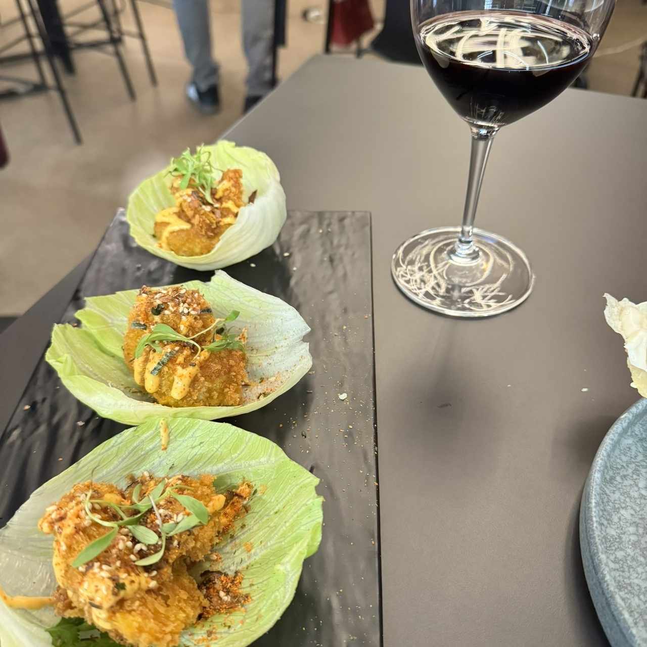 Camarones tempura estilo taco de lechuga 